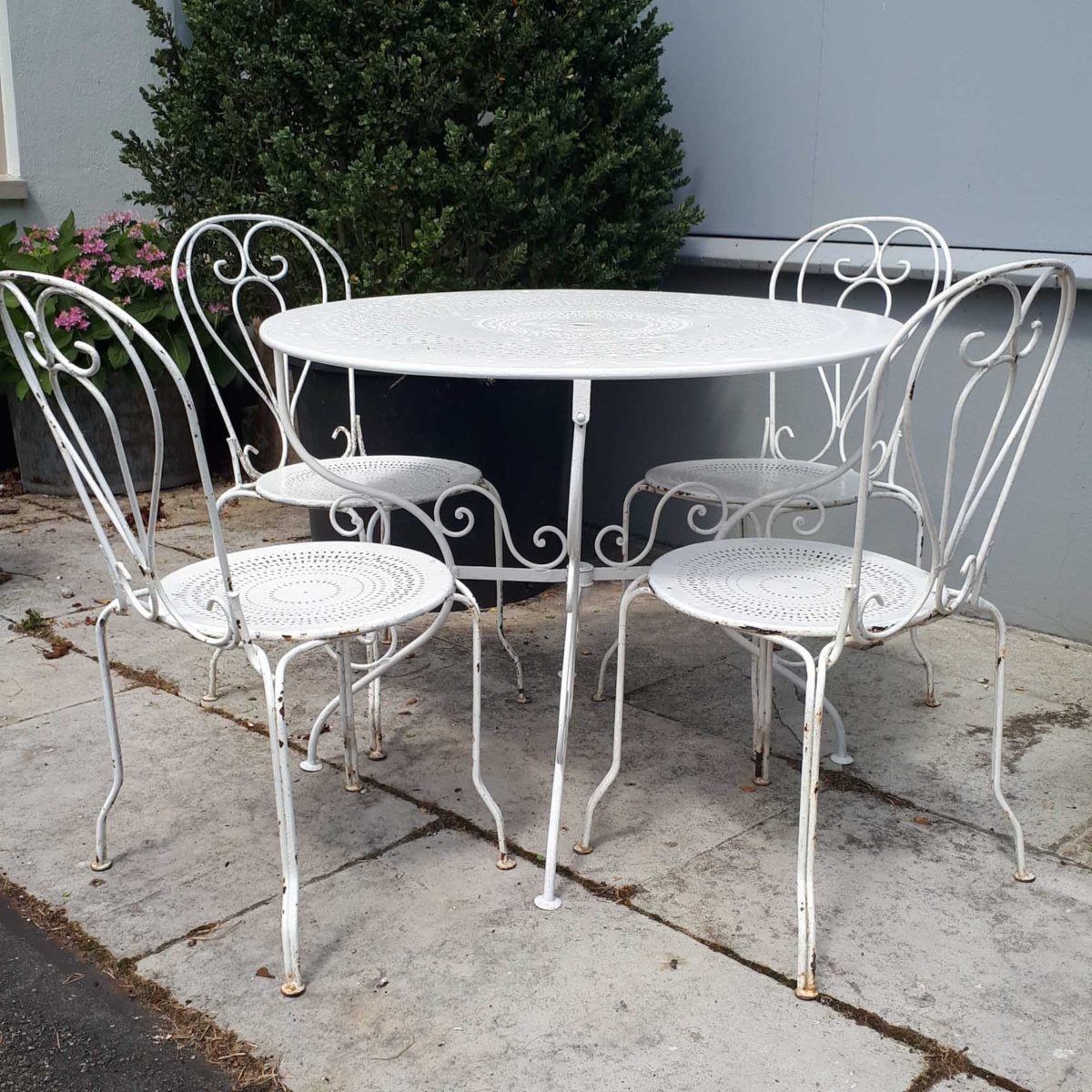 Observeer Elasticiteit Vervuild Oude tuinset wit ijzer ronde tafel met vier stoelen - Piet Jonker