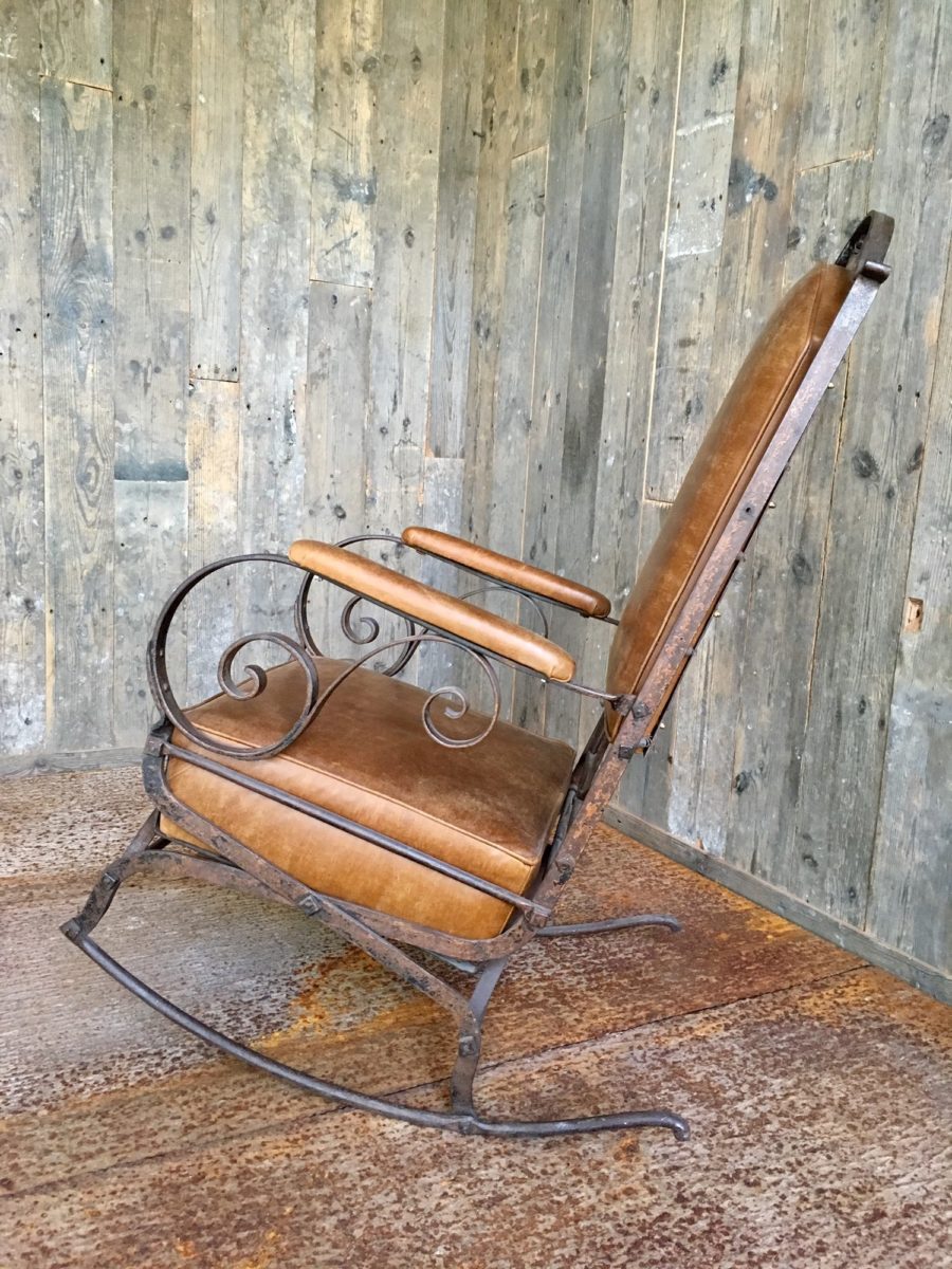 Brig heuvel inkomen 19de eeuwse smeedijzeren en leren schommelstoel - Piet Jonker