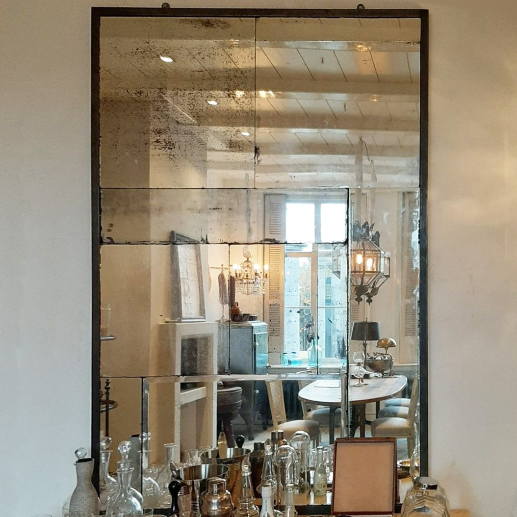 bevind zich Barmhartig West Grote spiegel gemaakt van antiekspiegelglas in zwart stalen lijst - Piet  Jonker