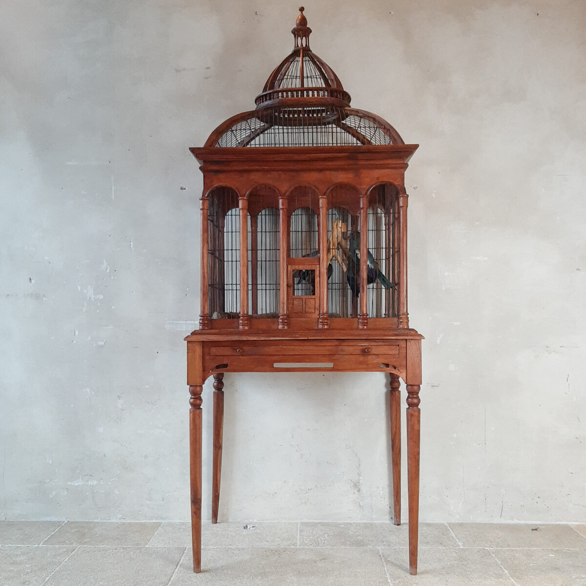 Visser luisteraar Geestig Grote, houten, zeer decoratieve tafel vogelkooi - Piet Jonker