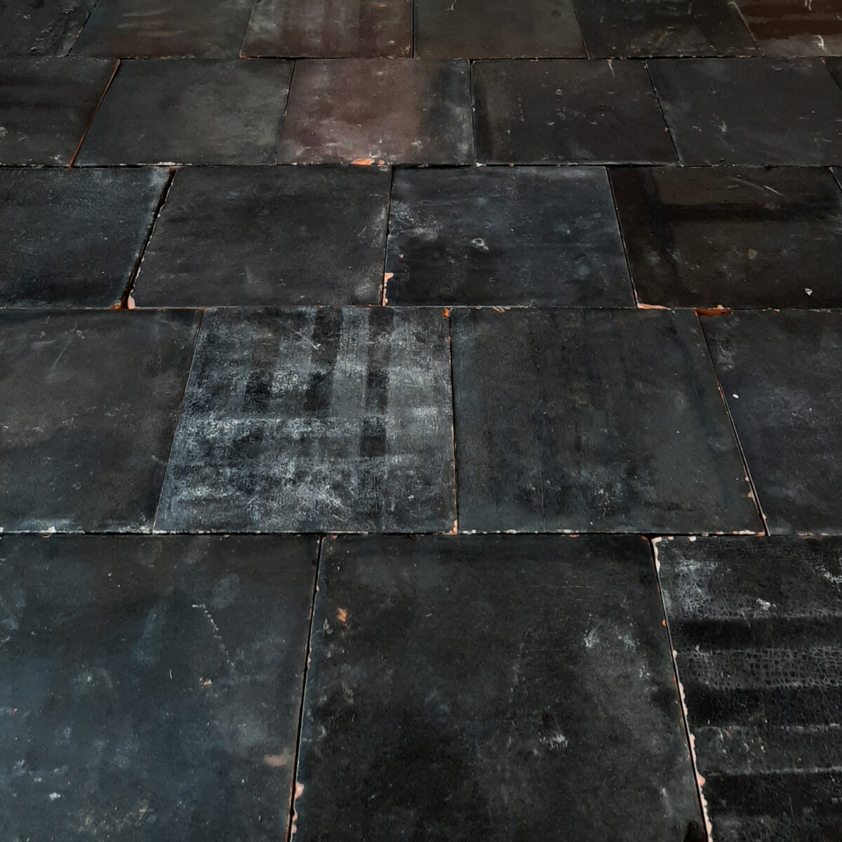 Er is een trend Wegversperring bouwen Antieke zwarte plavuizen met olieglazuur - Piet Jonker